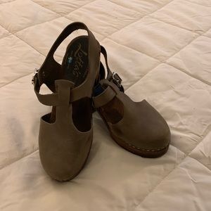 Lotta from Stockholm size 39 T strap clog taupe